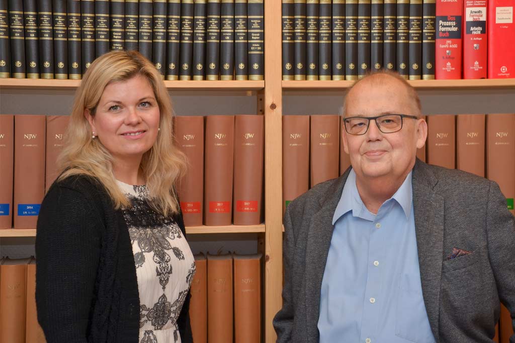 Rechtsanwalt Raymund Drees übergibt an Sandra Wedeking