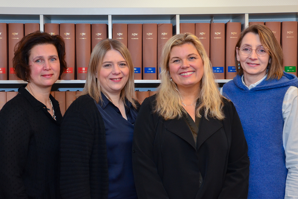 Ra Wedeking mit ihren Mitarbeiterinnen